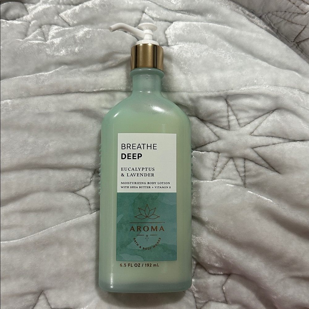 BATH & BODY WORKS BREATHE DEEP 
EUCALYPTUS & LAVENDER Body Lotion 6.5 OZ 
Glass